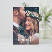 Mahalo Modern Elegante Wedding Danke Foto Card (Stehend Vorderseite)