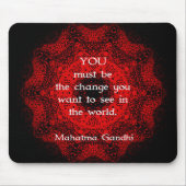 Mahatma Gandhi Wisdom Sprichwort über Maßnahmen Mousepad (Vorne)