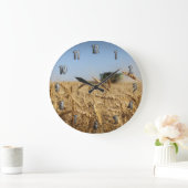 Mähdrescher auf dem Weizen-Gebiet Große Wanduhr (Zuhause)