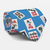 MahJong-Kacheln (Symbole) auf hellblau Krawatte (Gerollt)