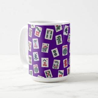 MahJong-Kacheln (Symbole) auf lila Kaffeetasse