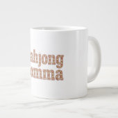 Mahjong-Mama Retro-Varsity-Muster-Geschenk Jumbo-Tasse (Vorderseite Rechts)