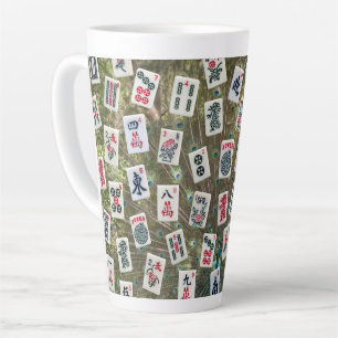 Mahjong-Symbole auf Pfauenfeder-Hintergrund Milchtasse