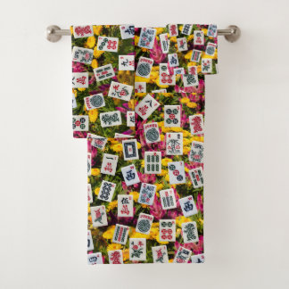 Mahjong-Symbole auf Wildblumen-Hintergrund Badhandtuch Set