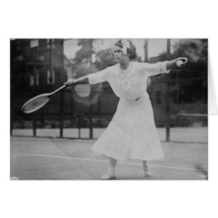 Mai Sutton, der Tennis spielt