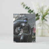 Maidin mit Gesichtsmaske - NYC V Postkarte (Stehend Vorderseite)