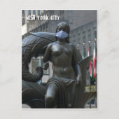 Maidin mit Gesichtsmaske - NYC V Postkarte (Vorderseite)