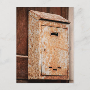 Mailbox rostig im Freien Postkarte