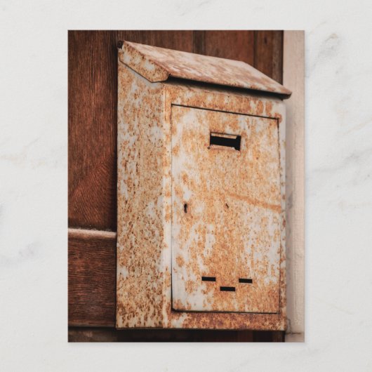 Mailbox rostig im Freien Postkarte (Vorderseite)
