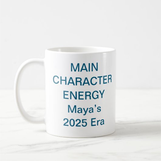 Main Character Energy Mug – Trending Viral Quote Kaffeetasse (Links)