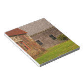 Maine, altes Gebäude aus Stein und Holzstall in Notizblock (angewinkelt)