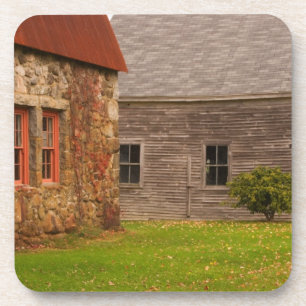 Maine, altes SteinGebäude und hölzerne Scheune Getränkeuntersetzer