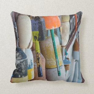 Maine, Bar Harbour. Farbige Hummerfalle Kissen