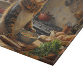 Maine Coon Cat Cooking in Kitchen Schneidebrett (Ecke)