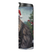 Maine Coon Cat in Schnee Weihnachten Thermosbecher (Nach rechts gedreht)