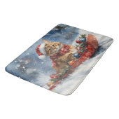Maine Coon Cat in Sledge Let it Schnee Weihnachten Badematte (Schrägansicht)