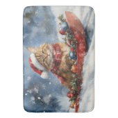 Maine Coon Cat in Sledge Let it Schnee Weihnachten Badematte (Vorderseite Vertikal)