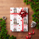 Maine Coon Cat Wrapped in Christmas Lights Geschenkpapier<br><div class="desc">Das niedliche Muster auf diesem Weihnachtsverpackungspapier ist eine langhaarige, graue gestreifte Katze, die eine Weihnachtsmannmütze trägt und in Weihnachts-Saitenlampen verpackt ist. Zwischen den Katzenbildern befindet sich Ihr benutzerdefinierter Text in rot. Alles wird auf einem mehrfarbigen, runden Kugel konfetti Hintergrund platziert, der mit roten Herzen und einigen goldenen Sternen bestreut ist....</div>