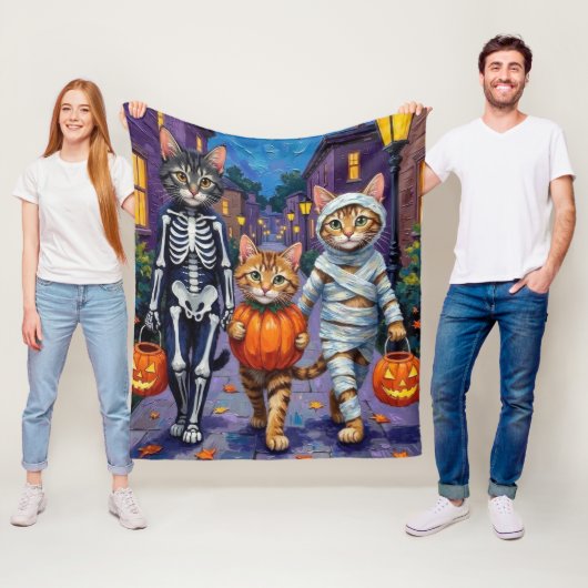Maine Coon Cats Trick-or-Treating zu Halloween Fleecedecke (Beispiel)