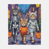 Maine Coon Cats Trick-or-Treating zu Halloween Fleecedecke (Vorderseite)