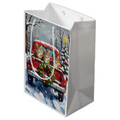 Maine Coon Christmas Red Truck Holiday Mittlere Geschenktüte (Rückseite Schrägansicht)