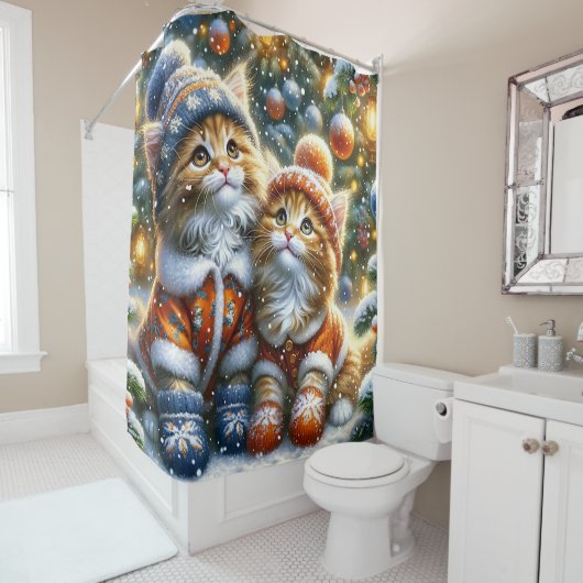 "Maine Coon Kittens’ Erster Weihnachtsschneefall" Duschvorhang (Beispiel)