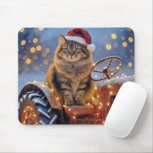 Maine Coon Weihnachtskatze auf einem alten Traktor Mousepad