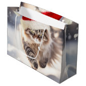 Maine Coon Weihnachtskatze im Schnee Große Geschenktüte (Vorderseite Schrägansicht)