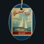Maine Sailboat Vintage Travel Keramik Ornament<br><div class="desc">Dieses Greetings From Maine Vintage nautical design bietet ein Boot,  das auf dem Wasser mit Möwen segelt und einen blauen Himmel voller prächtiger puffiger weißer Wolken.</div>
