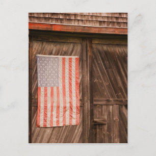 Maine, verblasste amerikanische Flagge an der Tür Postkarte