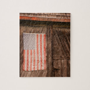 Maine, verblasste amerikanische Flagge an der Tür  Puzzle