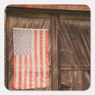Maine, verblasste amerikanische Flagge an der Tür  Quadratischer Aufkleber