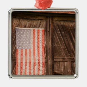 Maine, verblasste amerikanische Flagge an der Tür Silbernes Ornament