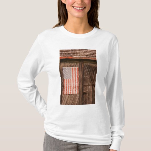 Maine, verblaßte amerikanische Flagge auf Tür der T-Shirt (Vorderseite)