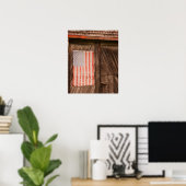 Maine, verblasste amerikanische Flagge vor der Tür Poster (Heimbüro)
