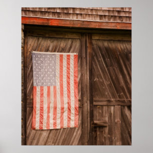 Maine, verblasste amerikanische Flagge vor der Tür Poster