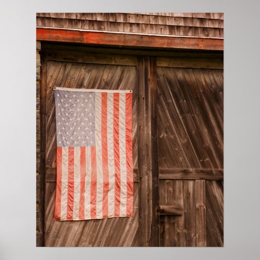 Maine, verblasste amerikanische Flagge vor der Tür Poster (Vorne)