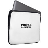 Mainframe-Isolierung | Circle Back Never Laptopschutzhülle (Vorne Rechts)