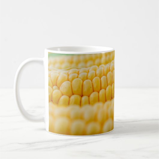 Maiskörner auf Maiskörnern Kaffeetasse (Links)