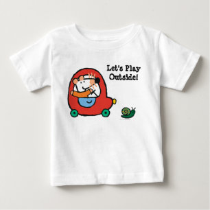 Maisy fährt ein niedliches rotes Auto Baby T-shirt