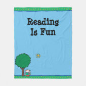 Maisy liest ihr Bibliotheks-Buch draußen Fleecedecke (Vorderseite)