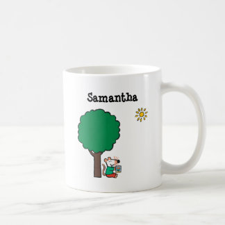 Maisy liest ihr Bibliotheks-Buch draußen Kaffeetasse