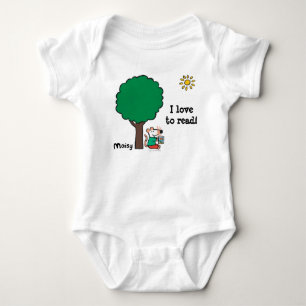Maisy liest ihr Bibliotheksbuch im Freien Baby Strampler