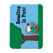Maisy liest ihr Bibliotheksbuch im Freien Magnet (Vertikal)