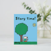 Maisy liest ihr Bibliotheksbuch im Freien Postkarte (Stehend Vorderseite)