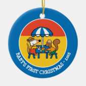 Maisy schreibt Postkarten unter blauem Schirm Keramikornament (Vorne)