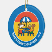 Maisy schreibt Postkarten unter blauem Schirm Keramikornament (Links)