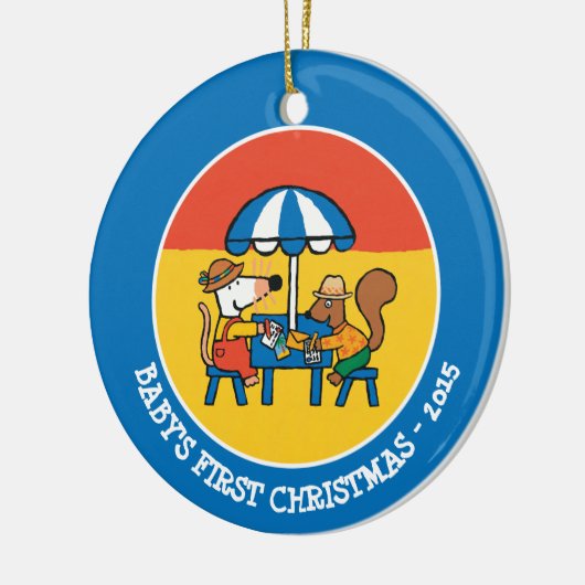 Maisy schreibt Postkarten unter blauem Schirm Keramikornament (Links)