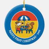 Maisy schreibt Postkarten unter blauem Schirm Keramikornament (Hinten)