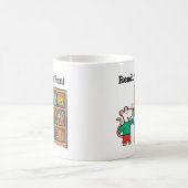 Maisy und ein Bücherregal der Bücher Kaffeetasse (Mittel)
